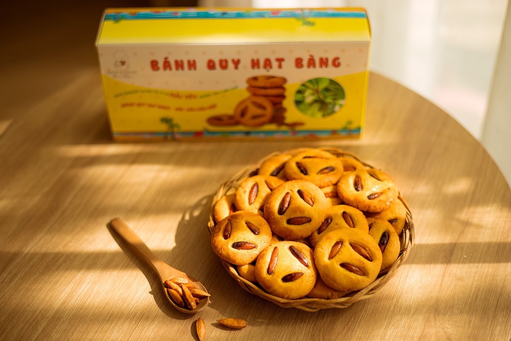 Bánh quy hạt bàng có lớp vỏ xốp giòn thơm mùa bơ sữa và phần nhân hạt bàng béo ngậy